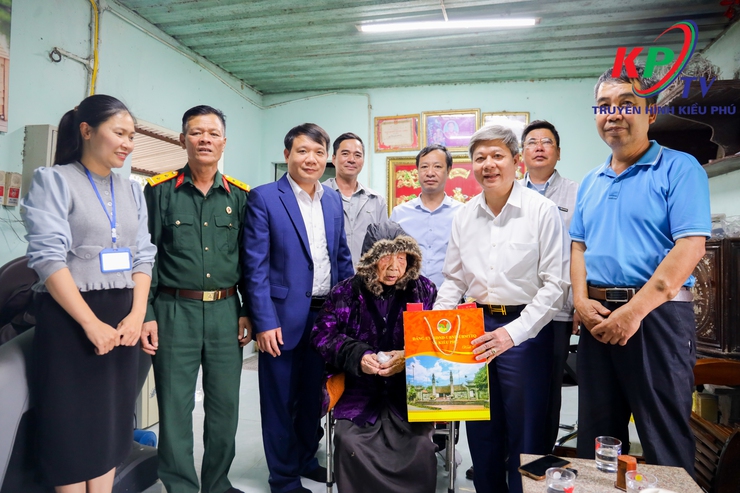 Xã Kiều Phú Thăm hỏi, tặng quà Tết gia đình người có công, thân nhân liệt sĩ, Người cao tuổi tròn 100 tuổi trên địa bàn- Ảnh 8.