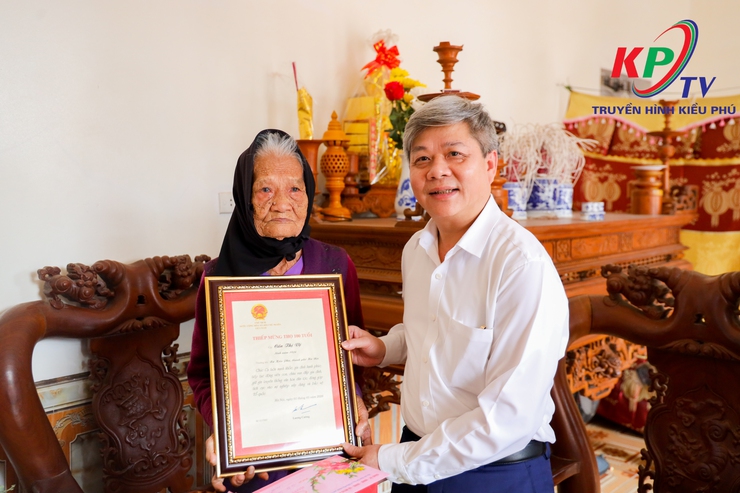 Xã Kiều Phú Thăm hỏi, tặng quà Tết gia đình người có công, thân nhân liệt sĩ, Người cao tuổi tròn 100 tuổi trên địa bàn- Ảnh 10.