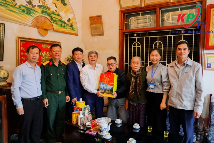 Xã Kiều Phú Thăm hỏi, tặng quà Tết gia đình người có công, thân nhân liệt sĩ, Người cao tuổi tròn 100 tuổi trên địa bàn- Ảnh 5.