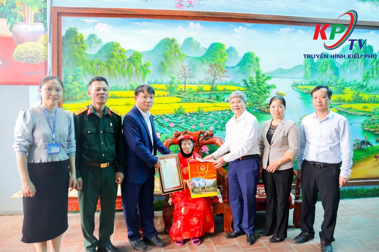 Xã Kiều Phú Thăm hỏi, tặng quà Tết gia đình người có công, thân nhân liệt sĩ, Người cao tuổi tròn 100 tuổi trên địa bàn- Ảnh 6.