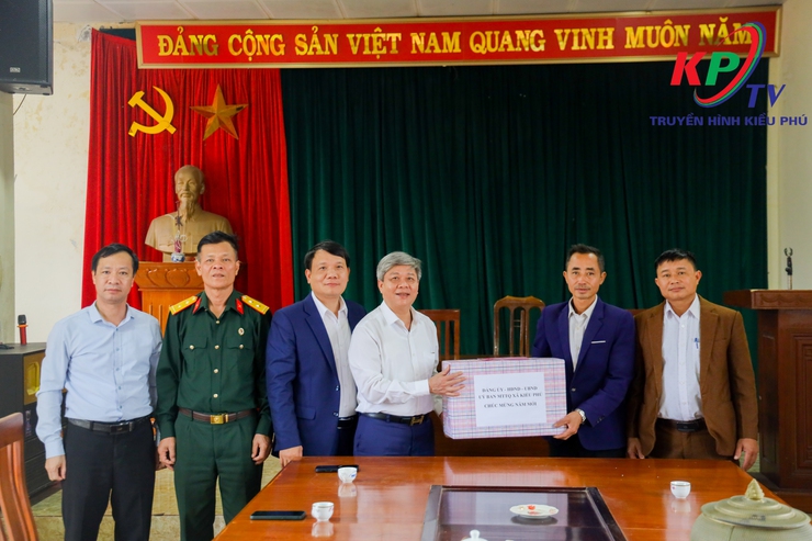 Xã Kiều Phú Thăm hỏi, tặng quà Tết gia đình người có công, thân nhân liệt sĩ, Người cao tuổi tròn 100 tuổi trên địa bàn- Ảnh 7.