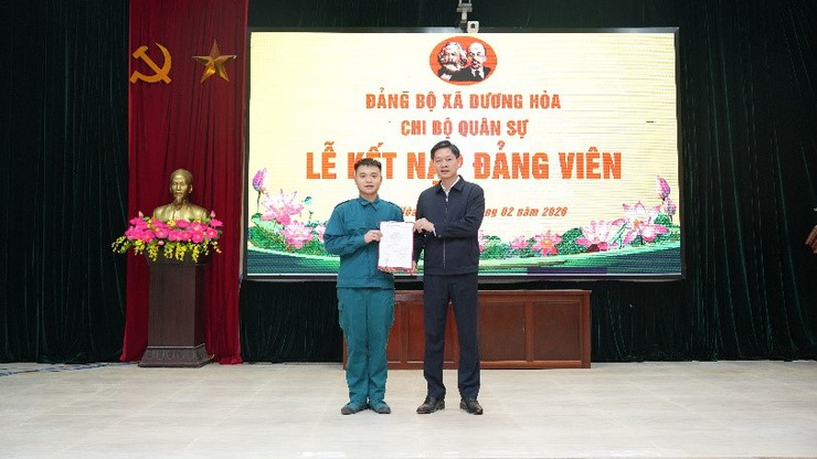 Chi bộ Quân sự xã Dương Hoà kết nạp đảng viên mới - Ảnh 2.