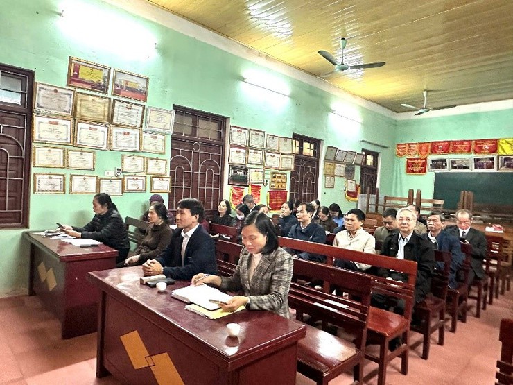 Chi bộ thôn Yên Sở 5 tổ chức kết nạp đảng viên mới dịp kỷ niệm 96 năm Ngày thành lập Đảng Cộng sản Việt Nam - Ảnh 1.