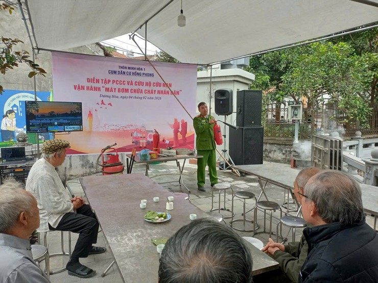 Cụm dân cư Hồng Phong, thôn Minh Hoà 1 diễn tập PCCC, CNCH và vận hành máy bơm chữa cháy nhân dân - Ảnh 1.