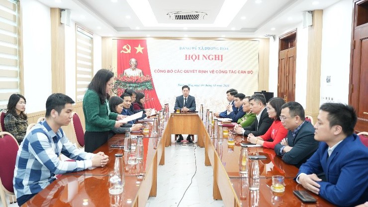 Đảng uỷ xã Dương Hoà trao các Quyết định về công tác cán bộ - Ảnh 1.