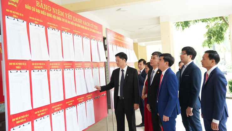 Lãnh đạo xã kiểm tra công tác niêm yết danh sách cử tri phục vụ công tác bầu cử Đại biểu Quốc hội và đại biểu HĐND các cấp nhiệm kỳ 2026-2031 - Ảnh 1.