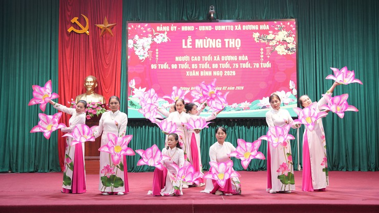 Xã Dương Hoà chúc thọ 259 người cao tuổi khu vực Cát Quế dịp Xuân Bính Ngọ năm 2026 - Ảnh 1.