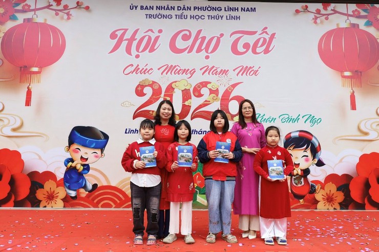 RỰC RỠ SẮC XUÂN TRONG HỘI CHỢ TẾT 2026 TẠI TRƯỜNG TIỂU HỌC THÚY LĨNH- Ảnh 1.