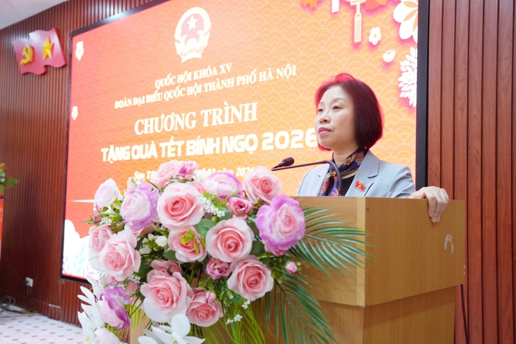 Đoàn đại biểu Quốc hội thành phố Hà Nội tặng quà Tết Bính Ngọ 2026 tại 3 xã, phường: Sơn Tây, Tùng Thiện, Đoài Phương- Ảnh 1.