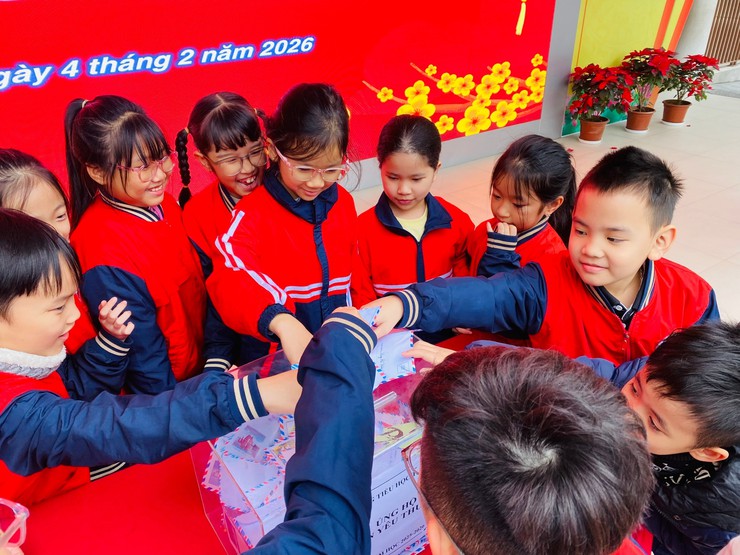 XUÂN YÊU THƯƠNG, TẾT SẺ CHIA - HOẠT ĐỘNG Ý NGHĨA CỦA THẦY TRÒ TRƯỜNG TIỂU HỌC TRẦN PHÚ- Ảnh 10.