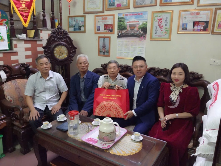 ĐẢNG ỦY - HĐND - UBND - UB MTTQ VIỆT NAM PHƯỜNG ĐÔNG NGẠC THĂM HỎI, TẶNG QUÀ CÁC ĐỐI TƯỢNG TRÊN ĐỊA BÀN
NHÂN DỊP TẾT NGUYÊN ĐÁN BÍNH NGỌ NĂM 2026
- Ảnh 5.