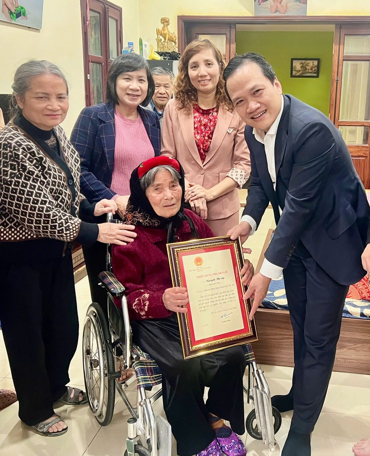 ĐẢNG ỦY - HĐND - UBND - UB MTTQ VIỆT NAM PHƯỜNG ĐÔNG NGẠC THĂM HỎI, TẶNG QUÀ CÁC ĐỐI TƯỢNG TRÊN ĐỊA BÀN
NHÂN DỊP TẾT NGUYÊN ĐÁN BÍNH NGỌ NĂM 2026
- Ảnh 2.