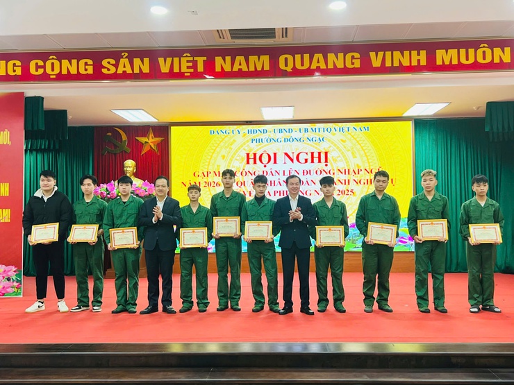 PHƯỜNG ĐÔNG NGẠC TỔ CHỨC HỘI NGHỊ GẶP MẶT CÔNG DÂN LÊN ĐƯỜNG NHẬP NGŨ NĂM 2026 VÀ QUÂN NHÂN HOÀN THÀNH NGHĨA VỤ QUÂN SỰ TRỞ VỀ ĐỊA PHƯƠNG- Ảnh 11.