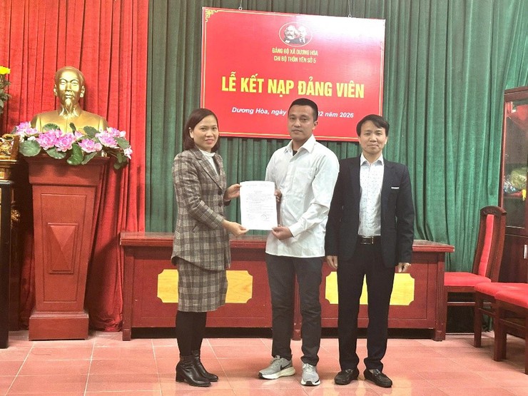 Chi bộ thôn Yên Sở 5 tổ chức kết nạp đảng viên mới dịp kỷ niệm 96 năm Ngày thành lập Đảng Cộng sản Việt Nam - Ảnh 2.