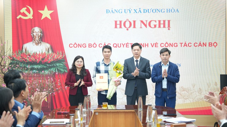 Đảng uỷ xã Dương Hoà trao các Quyết định về công tác cán bộ - Ảnh 2.