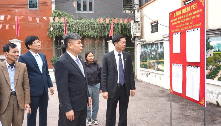 Lãnh đạo xã kiểm tra công tác niêm yết danh sách cử tri phục vụ công tác bầu cử Đại biểu Quốc hội và đại biểu HĐND các cấp nhiệm kỳ 2026-2031 - Ảnh 2.