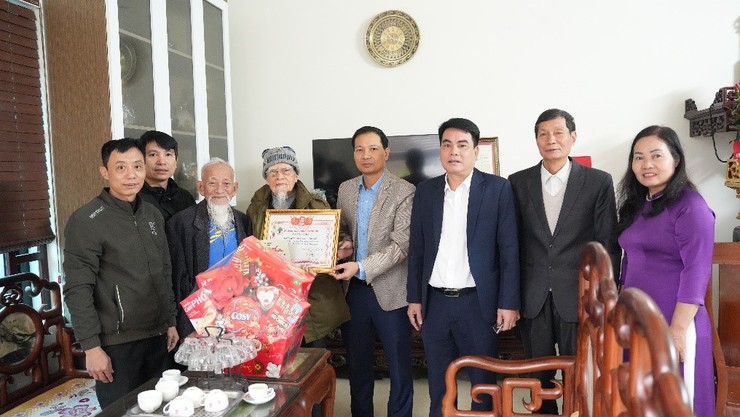 Đoàn lãnh đạo xã Dương Hoà thăm, chúc Tết Nguyên đán Bính Ngọ năm 2026 người cao tuổi, người có công với cách mạng tiêu biểu- Ảnh 2.