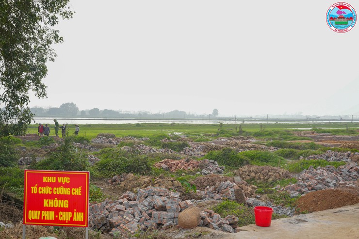 UBND xã Hưng Đạo tổ chức giải tỏa các trường hợp xây dựng chiếm đất tại nghĩa trang Gò Đồng Dong- Ảnh 1.