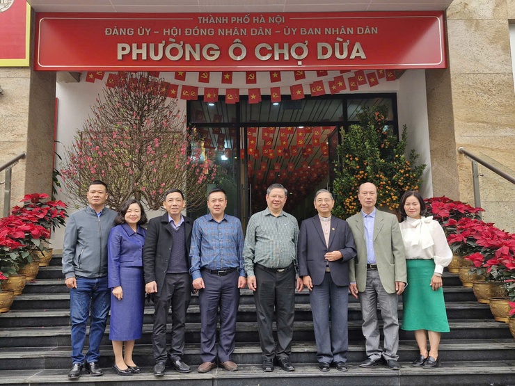 Giáo xứ Hàng Bột thăm, chúc mừng chính quyền Phường Ô Chợ Dừa nhân dịp năm mới 2026- Ảnh 3.