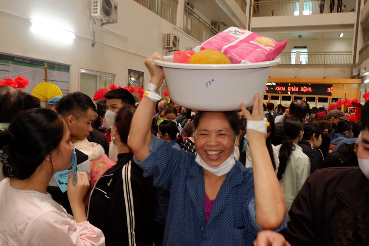 Những niềm vui của người bệnh tại Hội chợ Tết "0 đồng"- Ảnh 2.