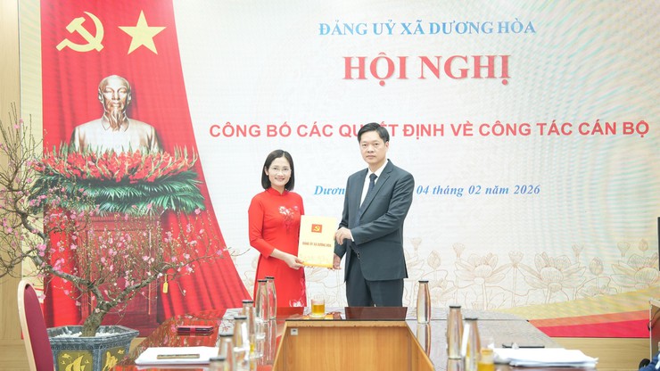 Đảng uỷ xã Dương Hoà trao các Quyết định về công tác cán bộ - Ảnh 3.