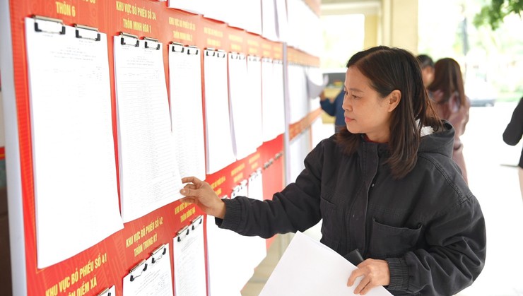 Lãnh đạo xã kiểm tra công tác niêm yết danh sách cử tri phục vụ công tác bầu cử Đại biểu Quốc hội và đại biểu HĐND các cấp nhiệm kỳ 2026-2031 - Ảnh 3.