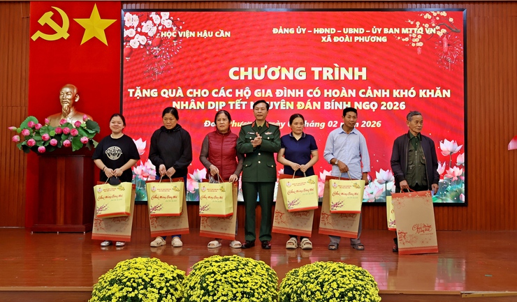 MTTQ xã Đoài Phương phối hợp tổ chức tặng quà tết cho các hộ có hoàn cảnh khó khăn- Ảnh 1.