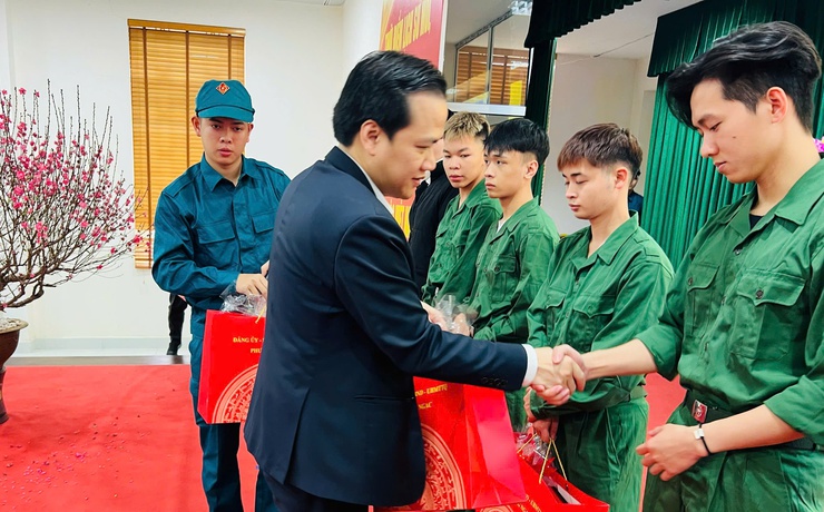 PHƯỜNG ĐÔNG NGẠC TỔ CHỨC HỘI NGHỊ GẶP MẶT CÔNG DÂN LÊN ĐƯỜNG NHẬP NGŨ NĂM 2026 VÀ QUÂN NHÂN HOÀN THÀNH NGHĨA VỤ QUÂN SỰ TRỞ VỀ ĐỊA PHƯƠNG- Ảnh 7.