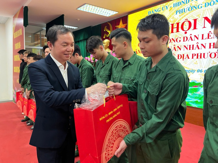 PHƯỜNG ĐÔNG NGẠC TỔ CHỨC HỘI NGHỊ GẶP MẶT CÔNG DÂN LÊN ĐƯỜNG NHẬP NGŨ NĂM 2026 VÀ QUÂN NHÂN HOÀN THÀNH NGHĨA VỤ QUÂN SỰ TRỞ VỀ ĐỊA PHƯƠNG- Ảnh 8.