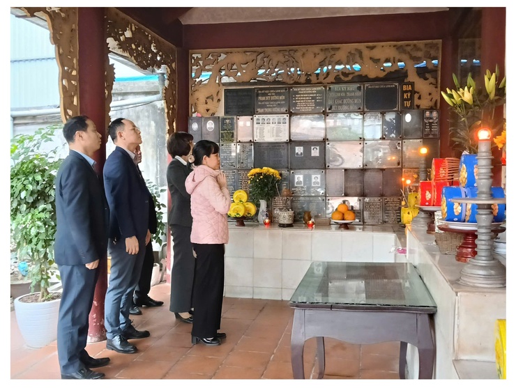 Phường Bạch Mai dâng hương tri ân các anh hùng liệt sĩ nhân dịp tết Nguyên đán Bính Ngọ 2026.- Ảnh 5.