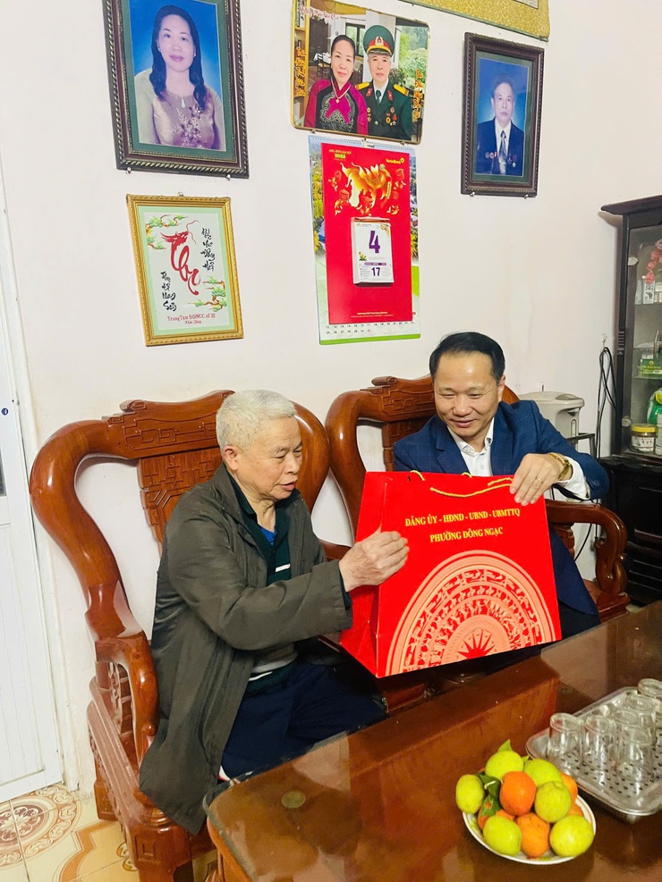 ĐẢNG ỦY - HĐND - UBND - UB MTTQ VIỆT NAM PHƯỜNG ĐÔNG NGẠC THĂM HỎI, TẶNG QUÀ CÁC ĐỐI TƯỢNG TRÊN ĐỊA BÀN
NHÂN DỊP TẾT NGUYÊN ĐÁN BÍNH NGỌ NĂM 2026
- Ảnh 3.
