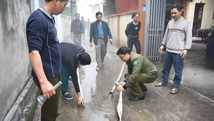 Cụm dân cư Hồng Phong, thôn Minh Hoà 1 diễn tập PCCC, CNCH và vận hành máy bơm chữa cháy nhân dân - Ảnh 4.