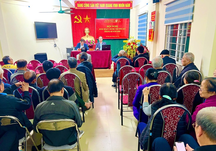 Đảng ủy phường Việt Hưng triển khai Tổ chức sinh hoạt chính trị nghiên cứu tham luận của Đoàn đại biểu thành phố Hà Nội tại Đại hội XIV của Đảng.- Ảnh 4.