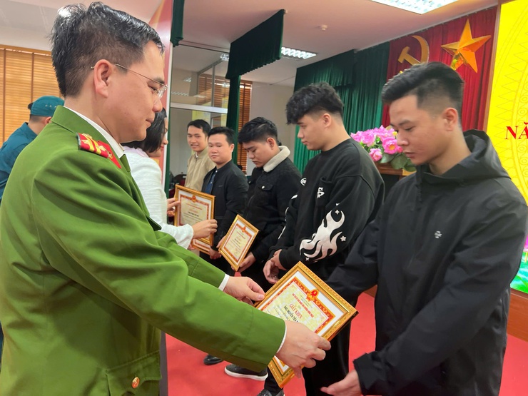 PHƯỜNG ĐÔNG NGẠC TỔ CHỨC HỘI NGHỊ GẶP MẶT CÔNG DÂN LÊN ĐƯỜNG NHẬP NGŨ NĂM 2026 VÀ QUÂN NHÂN HOÀN THÀNH NGHĨA VỤ QUÂN SỰ TRỞ VỀ ĐỊA PHƯƠNG- Ảnh 9.