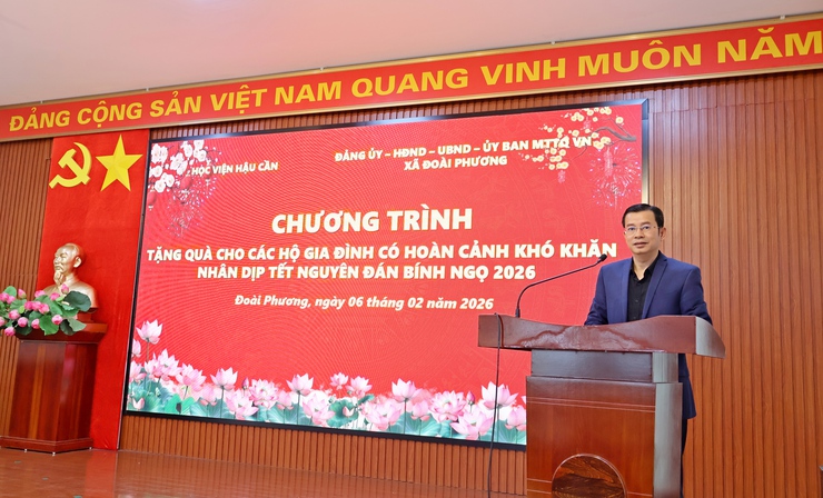 MTTQ xã Đoài Phương phối hợp tổ chức tặng quà tết cho các hộ có hoàn cảnh khó khăn- Ảnh 2.