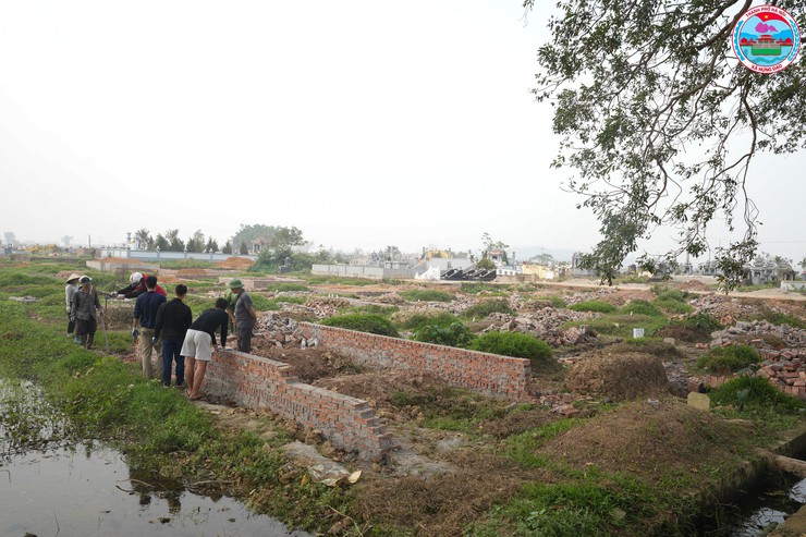 UBND xã Hưng Đạo tổ chức giải tỏa các trường hợp xây dựng chiếm đất tại nghĩa trang Gò Đồng Dong- Ảnh 3.