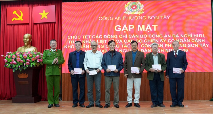 CÔNG AN PHƯỜNG SƠN TÂY TỔ CHỨC GẶP MẶT CHÚC TẾT CÁN BỘ CÔNG AN ĐÃ NGHỈ HƯU, THÂN NHÂN LIỆT SỸ VÀ CÁN BỘ CHIẾN SỸ CÓ HOÀN CẢNH KHÓ KHĂN ĐANG CÔNG TÁC TẠI CÔNG AN PHƯỜNG SƠN TÂY NHÂN DỊP TẾT NGUYÊN ĐÁN BÍNH NGỌ 2026- Ảnh 3.