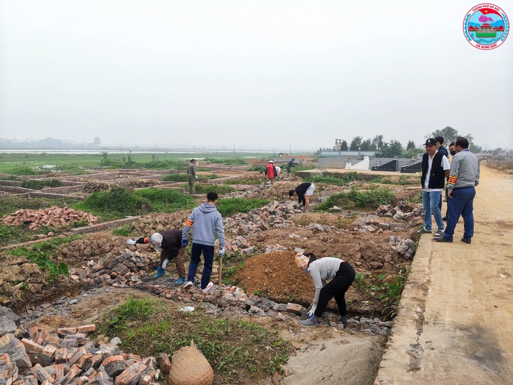 UBND xã Hưng Đạo tổ chức giải tỏa các trường hợp xây dựng chiếm đất tại nghĩa trang Gò Đồng Dong- Ảnh 4.