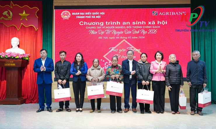 Đoàn đại biểu Quốc hội đơn vị bầu cử số 08 và Ngân hàng nông nghiệp phát triển nông thôn Agribank chi nhánh Hà Tây tặng quà Tết cho các hộ gia đình có hoàn cảnh khó Khăn- Ảnh 2.