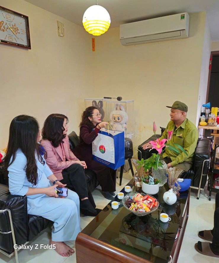 PHƯỜNG LÁNG TỔ CHỨC THĂM HỎI, TẶNG QUÀ GIA ĐÌNH CHÍNH NHÂN DỊP TẾT NGUYÊN ĐÁN BÍNH NGỌ 2026- Ảnh 9.