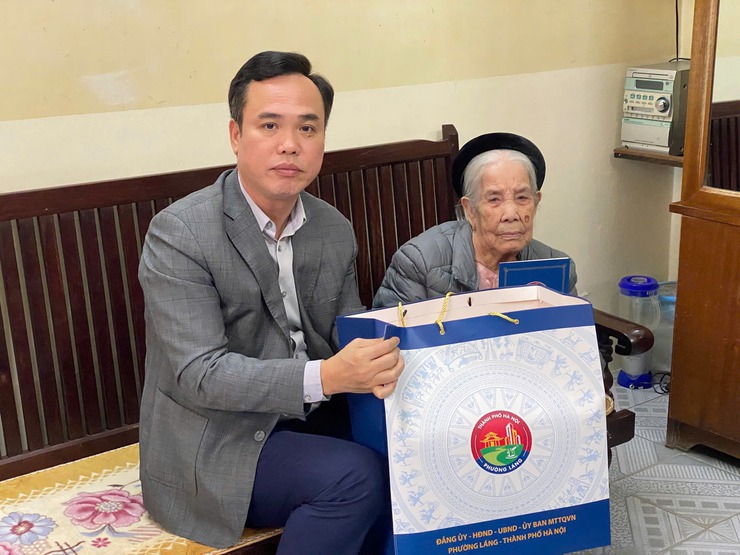 PHƯỜNG LÁNG TỔ CHỨC THĂM HỎI, TẶNG QUÀ GIA ĐÌNH CHÍNH NHÂN DỊP TẾT NGUYÊN ĐÁN BÍNH NGỌ 2026- Ảnh 3.