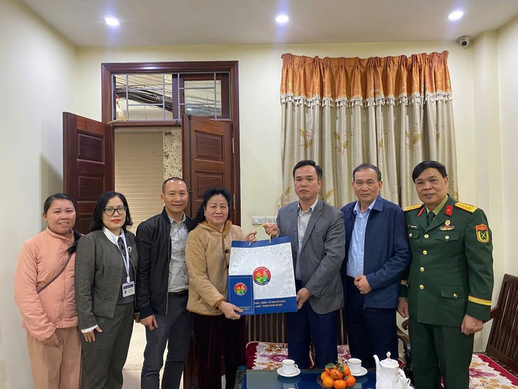 PHƯỜNG LÁNG TỔ CHỨC THĂM HỎI, TẶNG QUÀ GIA ĐÌNH CHÍNH NHÂN DỊP TẾT NGUYÊN ĐÁN BÍNH NGỌ 2026- Ảnh 6.