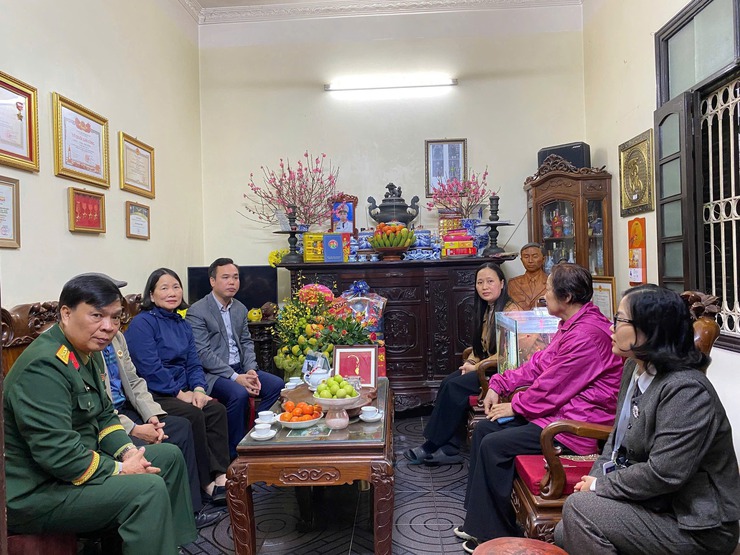 PHƯỜNG LÁNG TỔ CHỨC THĂM HỎI, TẶNG QUÀ GIA ĐÌNH CHÍNH NHÂN DỊP TẾT NGUYÊN ĐÁN BÍNH NGỌ 2026- Ảnh 1.