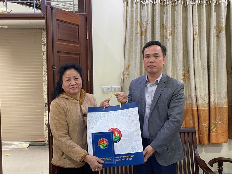 PHƯỜNG LÁNG TỔ CHỨC THĂM HỎI, TẶNG QUÀ GIA ĐÌNH CHÍNH NHÂN DỊP TẾT NGUYÊN ĐÁN BÍNH NGỌ 2026- Ảnh 4.