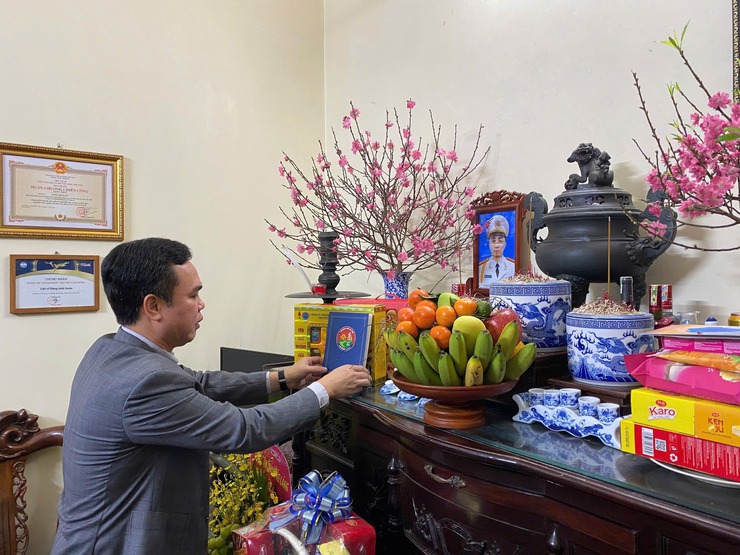 PHƯỜNG LÁNG TỔ CHỨC THĂM HỎI, TẶNG QUÀ GIA ĐÌNH CHÍNH NHÂN DỊP TẾT NGUYÊN ĐÁN BÍNH NGỌ 2026- Ảnh 7.