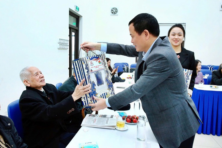 PHƯỜNG LÁNG GẶP MẶT CÁN BỘ LÃO THÀNH CÁCH MẠNG- Ảnh 9.