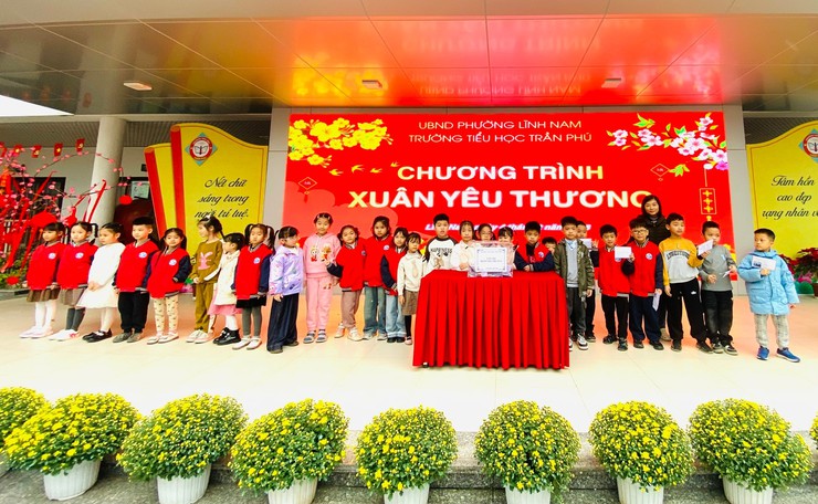XUÂN YÊU THƯƠNG, TẾT SẺ CHIA - HOẠT ĐỘNG Ý NGHĨA CỦA THẦY TRÒ TRƯỜNG TIỂU HỌC TRẦN PHÚ- Ảnh 7.
