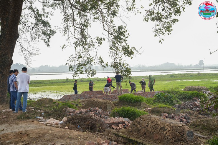 UBND xã Hưng Đạo tổ chức giải tỏa các trường hợp xây dựng chiếm đất tại nghĩa trang Gò Đồng Dong- Ảnh 5.