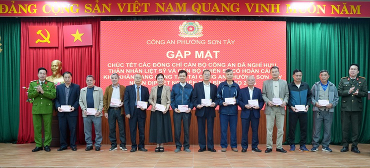 CÔNG AN PHƯỜNG SƠN TÂY TỔ CHỨC GẶP MẶT CHÚC TẾT CÁN BỘ CÔNG AN ĐÃ NGHỈ HƯU, THÂN NHÂN LIỆT SỸ VÀ CÁN BỘ CHIẾN SỸ CÓ HOÀN CẢNH KHÓ KHĂN ĐANG CÔNG TÁC TẠI CÔNG AN PHƯỜNG SƠN TÂY NHÂN DỊP TẾT NGUYÊN ĐÁN BÍNH NGỌ 2026- Ảnh 4.