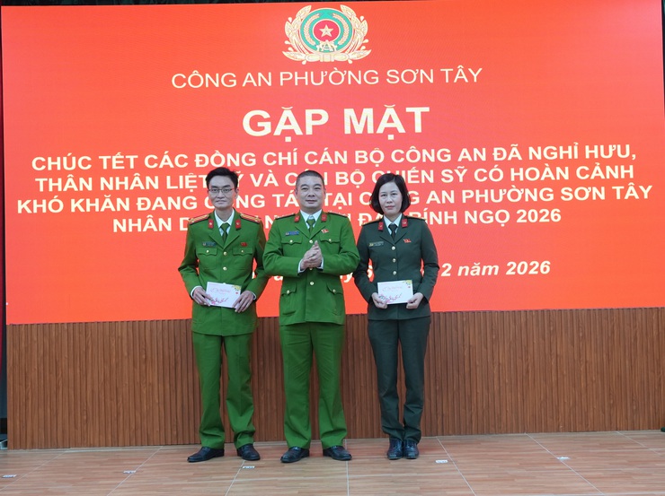 CÔNG AN PHƯỜNG SƠN TÂY TỔ CHỨC GẶP MẶT CHÚC TẾT CÁN BỘ CÔNG AN ĐÃ NGHỈ HƯU, THÂN NHÂN LIỆT SỸ VÀ CÁN BỘ CHIẾN SỸ CÓ HOÀN CẢNH KHÓ KHĂN ĐANG CÔNG TÁC TẠI CÔNG AN PHƯỜNG SƠN TÂY NHÂN DỊP TẾT NGUYÊN ĐÁN BÍNH NGỌ 2026- Ảnh 5.